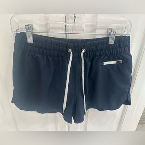 Vuori, size M clementine 2.5 inch